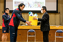 府中市立白糸台小学校へのラグビーボール寄贈イベント