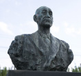 初代社長・吉岡美勝の銅像