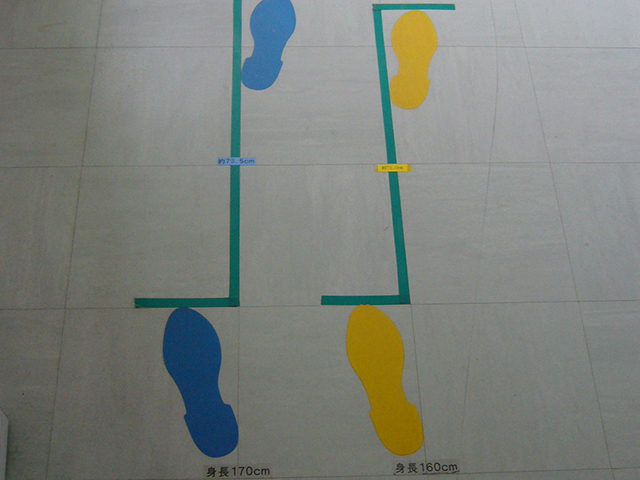 歩くときの歩幅を自然と意識できるようにステッカー